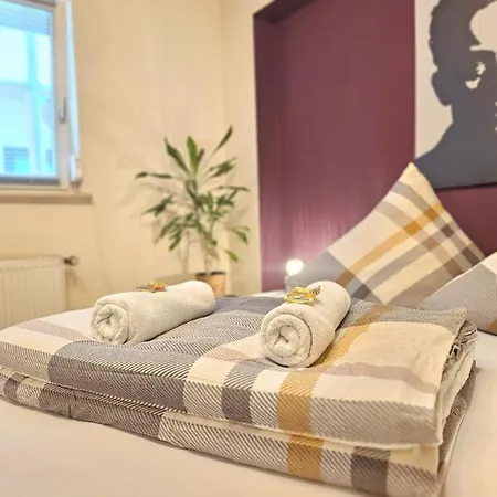 Doppelzimmer 1 I Geteiltes Bad & Kueche I Mit Dem Nur 4 Min Bis Zum Hauptbahnhof Homestay *