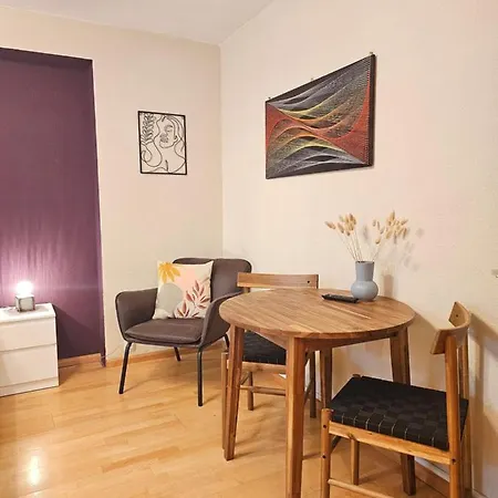 Doppelzimmer 1 I Geteiltes Bad & Kueche I Mit Dem Nur 4 Min Bis Zum Hauptbahnhof Homestay *