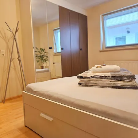 Doppelzimmer 1 I Geteiltes Bad & Kueche I Mit Dem Nur 4 Min Bis Zum Hauptbahnhof Freiburg im Breisgau