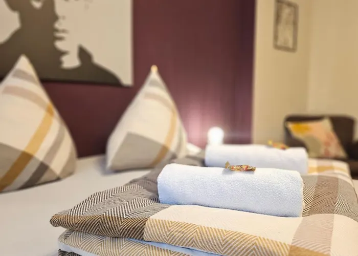 Doppelzimmer 1 I Geteiltes Bad&küche I Mit Dem Nur 4 Min Bis Zum Hauptbahnhof Habitación en casa particular